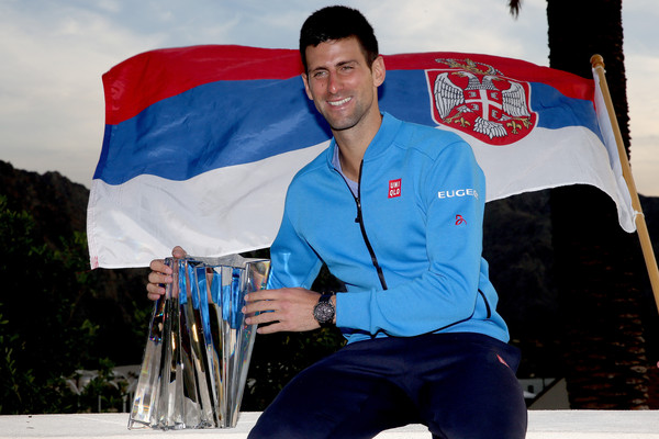 novak sa zastavom i trofejem