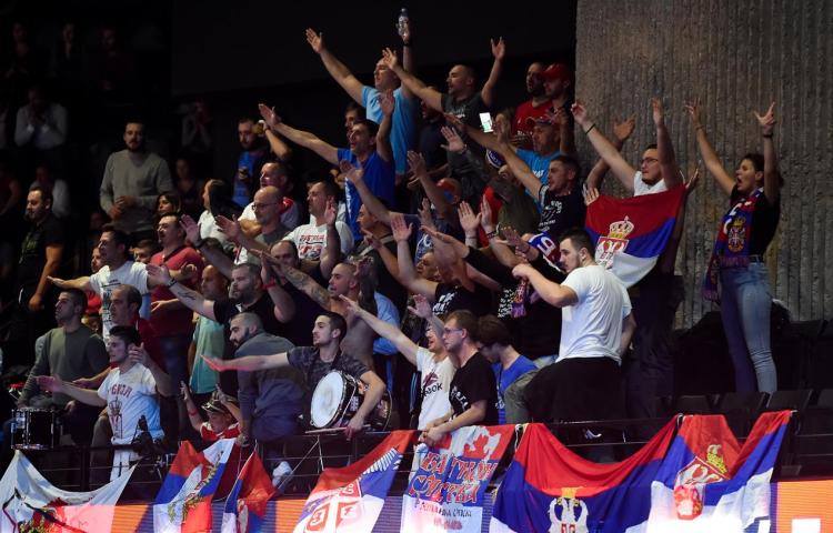 srbija francuska 3-2 polufinale evropskog prvenstva za odbojkase finale sa slovencima malobojni srpski navijaci u parizu