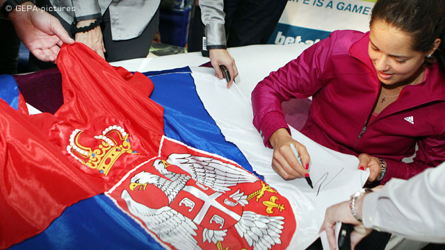 ana se potpisuje na srpskoj zastavi