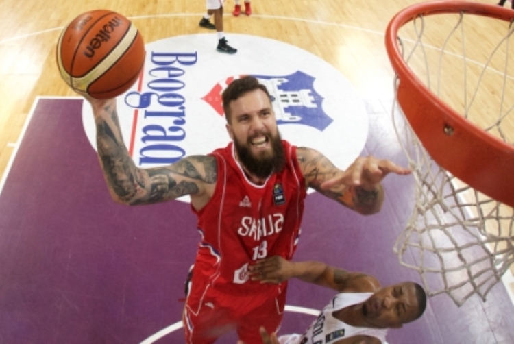 miroslav raduljica zakucava protiv angole