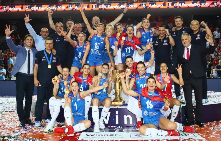 srpske odbojkasice sampioke evrope finale srbija turska 3-2 nase heroine odbranile titulu od pre dve godine tijana boskovic mvp sampionata ekipa i strucni stab na pobednickom postolju